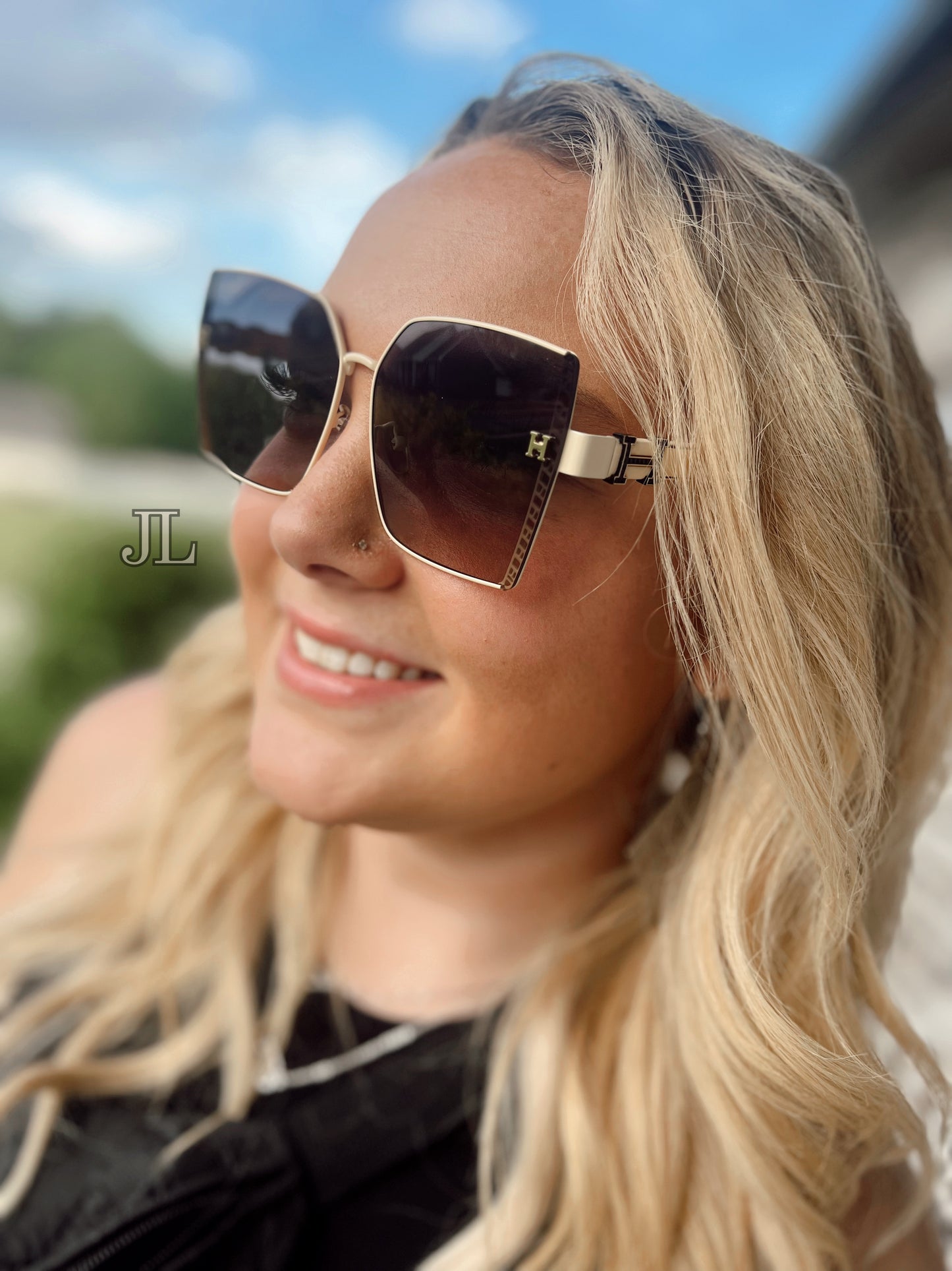 HER FAV SUNNIES